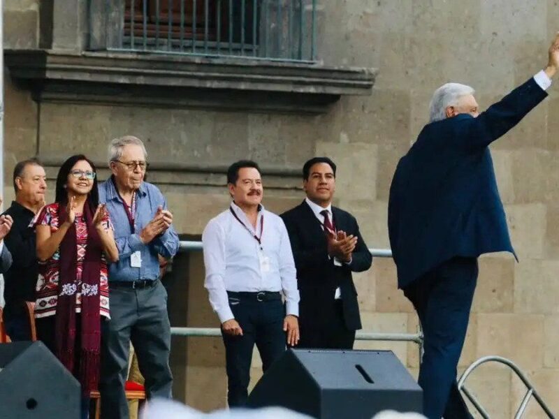 Ignacio Mier en el escenario principal junto a AMLO.